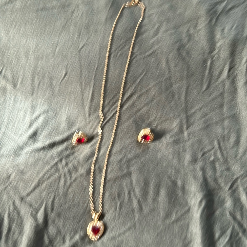 Sparkling red necklace and earrings set for the Holidays